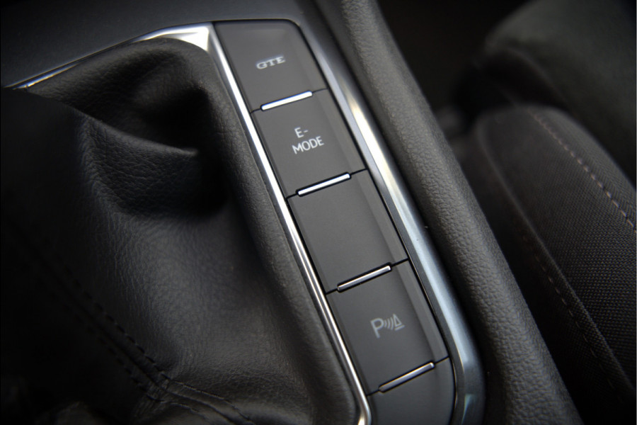 Volkswagen Tiguan 1.4 TSI eHybrid Elegance Business | Stoelverwarming | Stuurverwarming | Massage | iQ Light | Trekhaak | Ambiance Verlichting | Adaptive Cruise Control | Keyless | Apple Carplay | Navigatie | SOH 85,33%