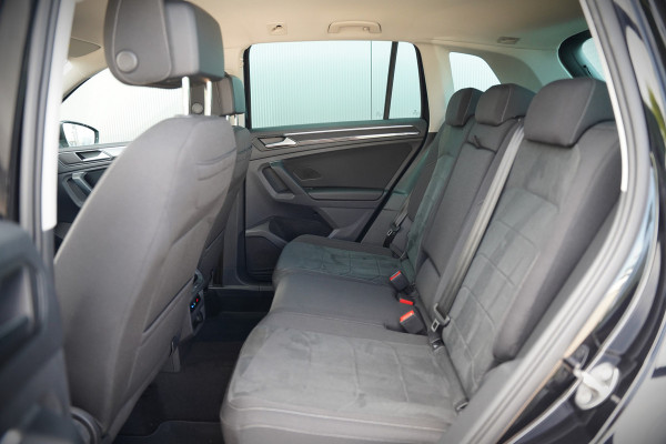 Volkswagen Tiguan 1.4 TSI eHybrid Elegance Business | Stoelverwarming | Stuurverwarming | Massage | iQ Light | Trekhaak | Ambiance Verlichting | Adaptive Cruise Control | Keyless | Apple Carplay | Navigatie | SOH 85,33%