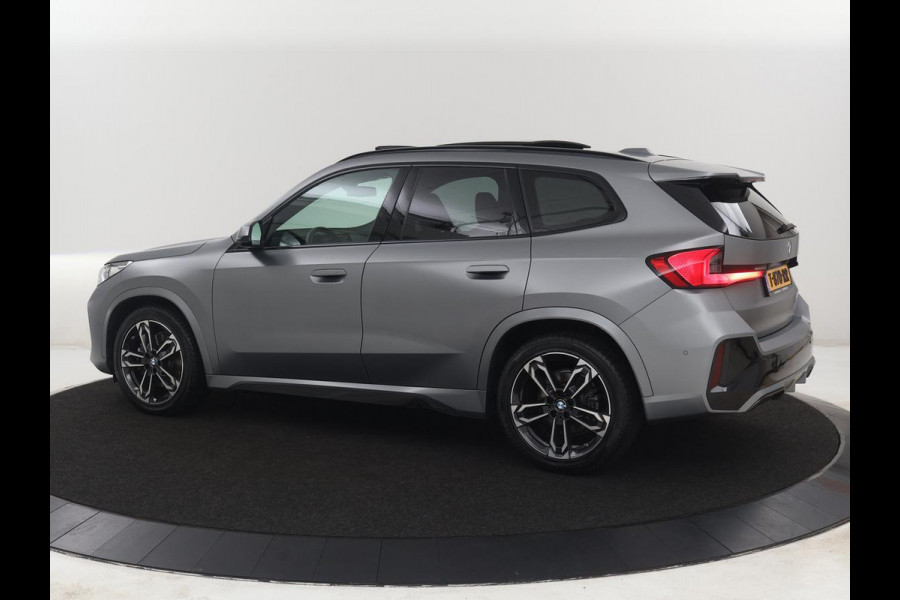 BMW X1 xDrive23i M-sport | Panoramadak | Head-up | Harman Kardon | Stuur/Stoelverwarming | 360 camera | Carplay | Memory | Climate control | Sfeerverlichting | Full LED | Leder / Alcantara