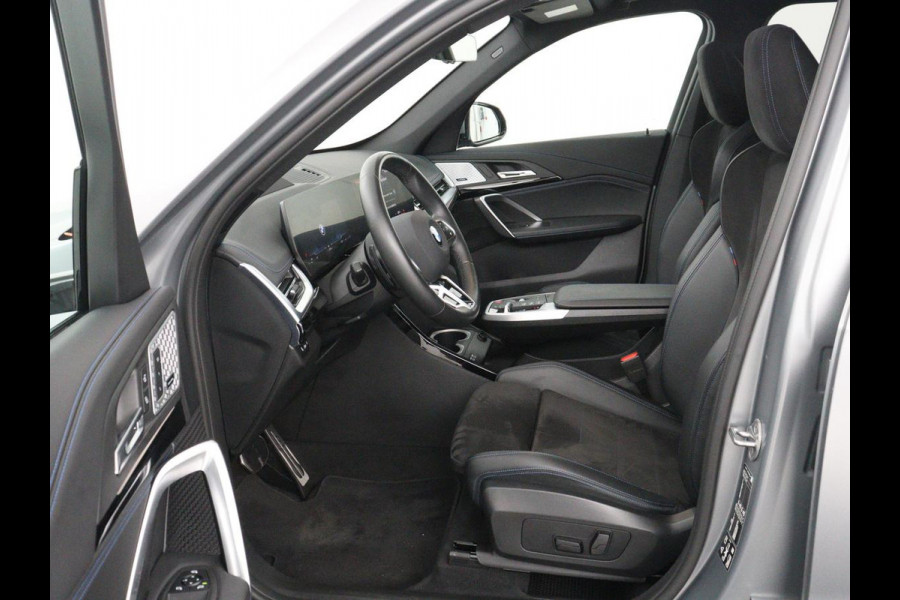 BMW X1 xDrive23i M-sport | Panoramadak | Head-up | Harman Kardon | Stuur/Stoelverwarming | 360 camera | Carplay | Memory | Climate control | Sfeerverlichting | Full LED | Leder / Alcantara