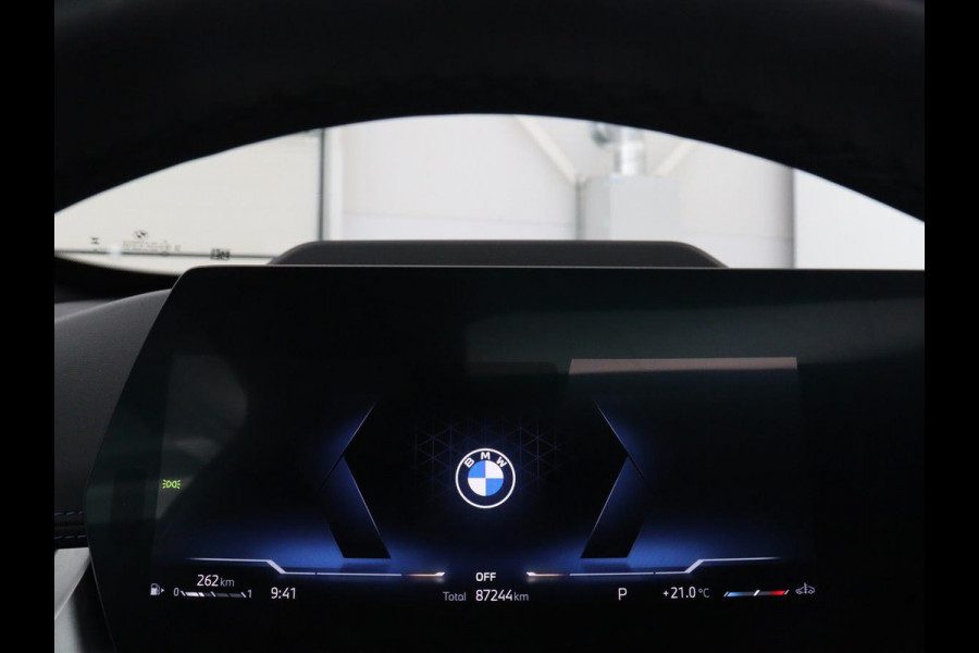 BMW X1 xDrive23i M-sport | Panoramadak | Head-up | Harman Kardon | Stuur/Stoelverwarming | 360 camera | Carplay | Memory | Climate control | Sfeerverlichting | Full LED | Leder / Alcantara
