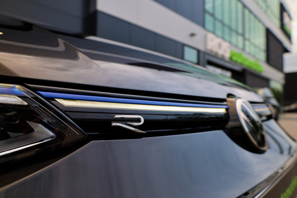 Volkswagen Golf 2.0 TSI R 4Motion | PANO | AKRAPOVIC | DODE HOEK | STUURVERW | IQ-LIGHT |