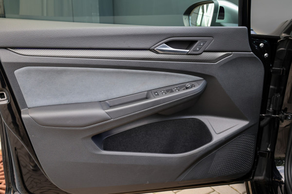 Volkswagen Golf 2.0 TSI R 4Motion | PANO | AKRAPOVIC | DODE HOEK | STUURVERW | IQ-LIGHT |