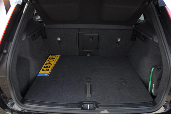 Volvo EX40 252PK Automaat Ext. Range Ultra Black Edition / Adaptieve koplampen / Panoramadak / 360 Camera / Apple carplay / Android auto / Elektrisch bedienbare voorstoelen / Pilot assist / Adaptive cruise control / Harman kardon audio / Stoelverwarming voor / Warmtepomp