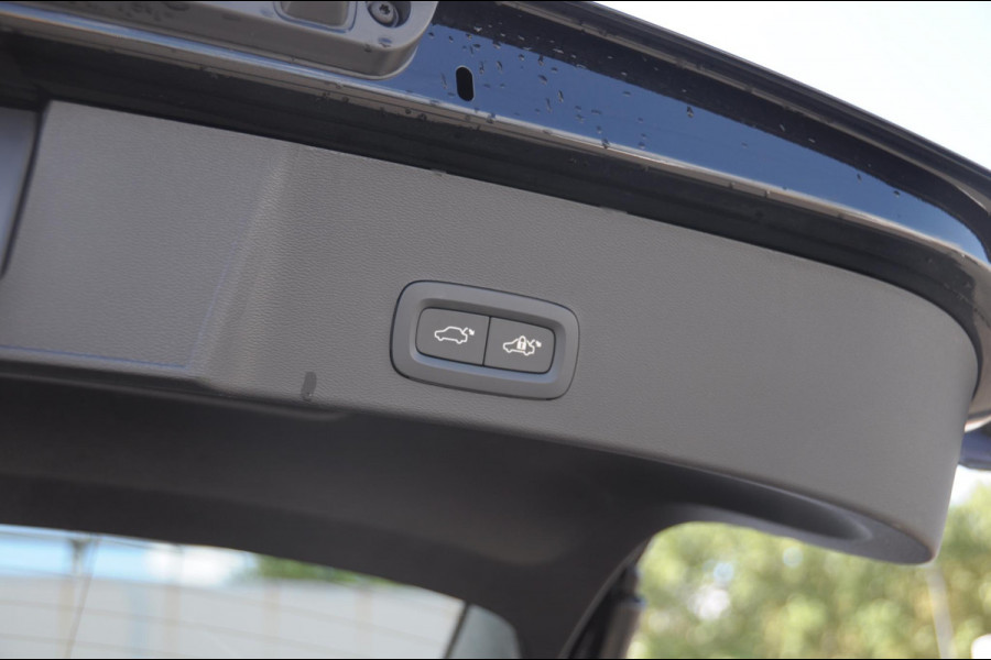 Volvo EX40 252PK Automaat Ext. Range Ultra Black Edition / Adaptieve koplampen / Panoramadak / 360 Camera / Apple carplay / Android auto / Elektrisch bedienbare voorstoelen / Pilot assist / Adaptive cruise control / Harman kardon audio / Stoelverwarming voor / Warmtepomp