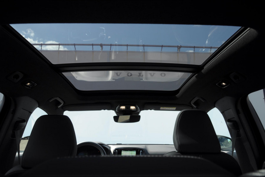 Volvo EX40 252PK Automaat Ext. Range Ultra Black Edition / Adaptieve koplampen / Panoramadak / 360 Camera / Apple carplay / Android auto / Elektrisch bedienbare voorstoelen / Pilot assist / Adaptive cruise control / Harman kardon audio / Stoelverwarming voor / Warmtepomp