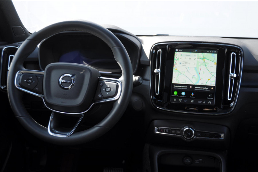 Volvo EX40 252PK Automaat Ext. Range Ultra Black Edition / Adaptieve koplampen / Panoramadak / 360 Camera / Apple carplay / Android auto / Elektrisch bedienbare voorstoelen / Pilot assist / Adaptive cruise control / Harman kardon audio / Stoelverwarming voor / Warmtepomp