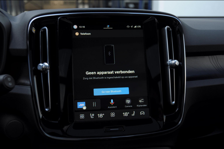 Volvo EX40 252PK Automaat Ext. Range Ultra Black Edition / Adaptieve koplampen / Panoramadak / 360 Camera / Apple carplay / Android auto / Elektrisch bedienbare voorstoelen / Pilot assist / Adaptive cruise control / Harman kardon audio / Stoelverwarming voor / Warmtepomp
