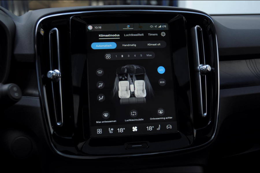 Volvo EX40 252PK Automaat Ext. Range Ultra Black Edition / Adaptieve koplampen / Panoramadak / 360 Camera / Apple carplay / Android auto / Elektrisch bedienbare voorstoelen / Pilot assist / Adaptive cruise control / Harman kardon audio / Stoelverwarming voor / Warmtepomp