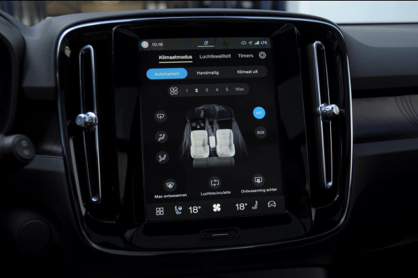 Volvo EX40 252PK Automaat Ext. Range Ultra Black Edition / Adaptieve koplampen / Panoramadak / 360 Camera / Apple carplay / Android auto / Elektrisch bedienbare voorstoelen / Pilot assist / Adaptive cruise control / Harman kardon audio / Stoelverwarming voor / Warmtepomp