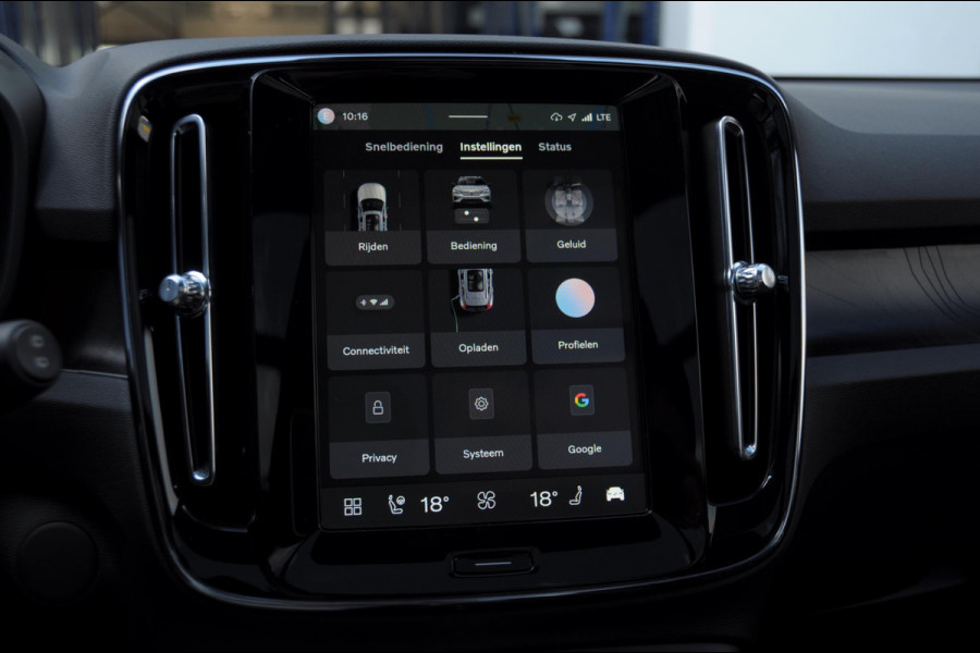 Volvo EX40 252PK Automaat Ext. Range Ultra Black Edition / Adaptieve koplampen / Panoramadak / 360 Camera / Apple carplay / Android auto / Elektrisch bedienbare voorstoelen / Pilot assist / Adaptive cruise control / Harman kardon audio / Stoelverwarming voor / Warmtepomp
