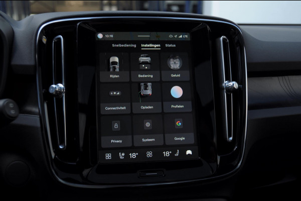 Volvo EX40 252PK Automaat Ext. Range Ultra Black Edition / Adaptieve koplampen / Panoramadak / 360 Camera / Apple carplay / Android auto / Elektrisch bedienbare voorstoelen / Pilot assist / Adaptive cruise control / Harman kardon audio / Stoelverwarming voor / Warmtepomp