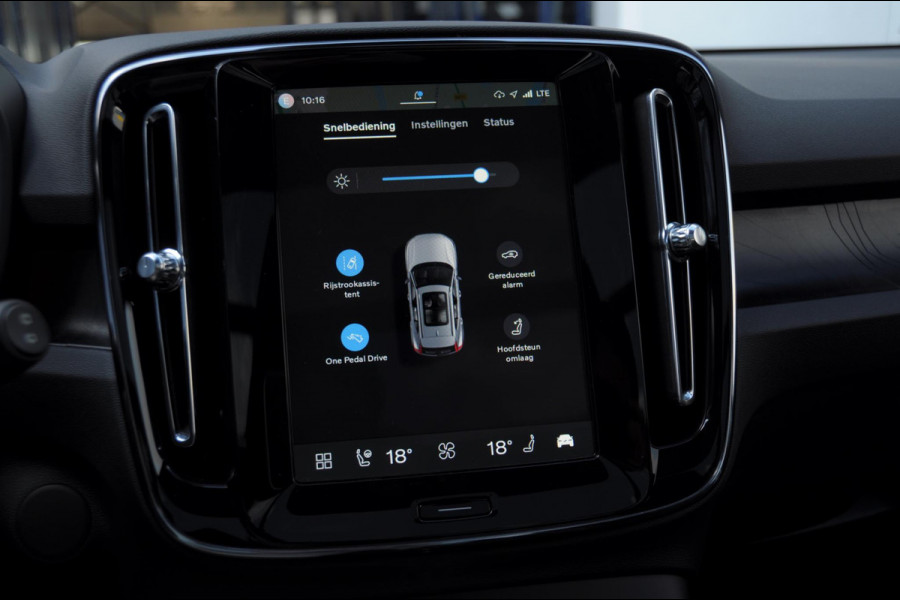 Volvo EX40 252PK Automaat Ext. Range Ultra Black Edition / Adaptieve koplampen / Panoramadak / 360 Camera / Apple carplay / Android auto / Elektrisch bedienbare voorstoelen / Pilot assist / Adaptive cruise control / Harman kardon audio / Stoelverwarming voor / Warmtepomp