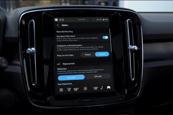 Volvo EX40 252PK Automaat Ext. Range Ultra Black Edition / Adaptieve koplampen / Panoramadak / 360 Camera / Apple carplay / Android auto / Elektrisch bedienbare voorstoelen / Pilot assist / Adaptive cruise control / Harman kardon audio / Stoelverwarming voor / Warmtepomp