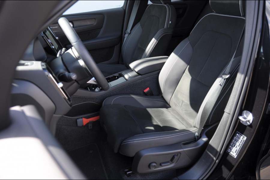 Volvo EX40 252PK Automaat Ext. Range Ultra Black Edition / Adaptieve koplampen / Panoramadak / 360 Camera / Apple carplay / Android auto / Elektrisch bedienbare voorstoelen / Pilot assist / Adaptive cruise control / Harman kardon audio / Stoelverwarming voor / Warmtepomp