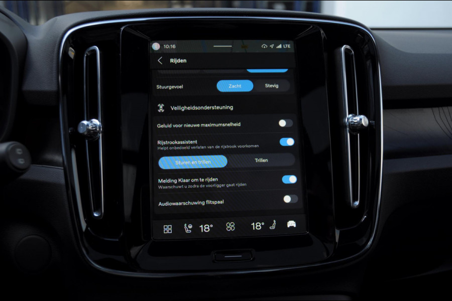 Volvo EX40 252PK Automaat Ext. Range Ultra Black Edition / Adaptieve koplampen / Panoramadak / 360 Camera / Apple carplay / Android auto / Elektrisch bedienbare voorstoelen / Pilot assist / Adaptive cruise control / Harman kardon audio / Stoelverwarming voor / Warmtepomp