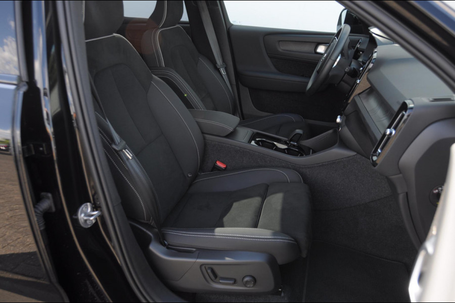 Volvo EX40 252PK Automaat Ext. Range Ultra Black Edition / Adaptieve koplampen / Panoramadak / 360 Camera / Apple carplay / Android auto / Elektrisch bedienbare voorstoelen / Pilot assist / Adaptive cruise control / Harman kardon audio / Stoelverwarming voor / Warmtepomp