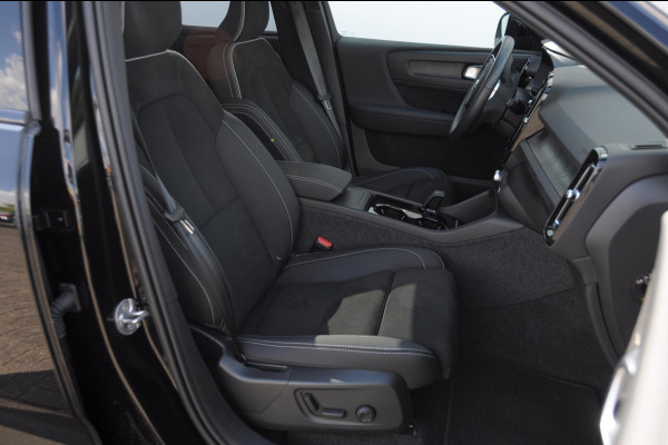Volvo EX40 252PK Automaat Ext. Range Ultra Black Edition / Adaptieve koplampen / Panoramadak / 360 Camera / Apple carplay / Android auto / Elektrisch bedienbare voorstoelen / Pilot assist / Adaptive cruise control / Harman kardon audio / Stoelverwarming voor / Warmtepomp