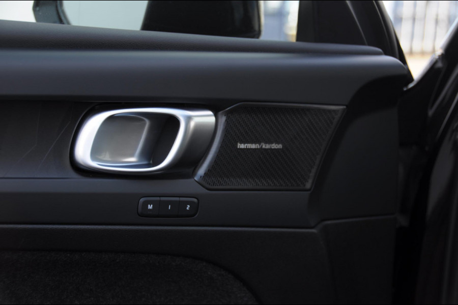 Volvo EX40 252PK Automaat Ext. Range Ultra Black Edition / Adaptieve koplampen / Panoramadak / 360 Camera / Apple carplay / Android auto / Elektrisch bedienbare voorstoelen / Pilot assist / Adaptive cruise control / Harman kardon audio / Stoelverwarming voor / Warmtepomp