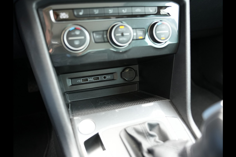 Volkswagen Tiguan 1.5 TSI ACT Comfortline Business | Panorama dak | Adaptive Cruise | Stoelverwarming