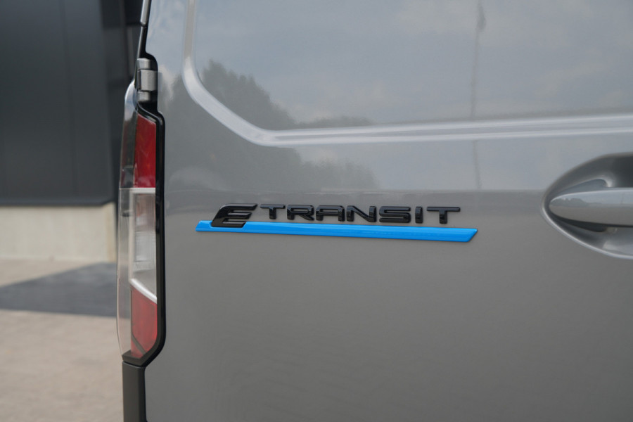 Ford E-Transit Courier Limited 44 kWh 136pk - Trekhaak - Stoel/Stuurverwarming - ACC - Blindspot - Camera - Rijklaar