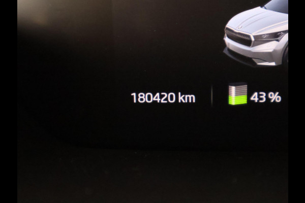 Škoda ENYAQ iV 60 Two-Tone 400 km actieradius! | Navigatie | Parkeersensoren | Privacy Glass |