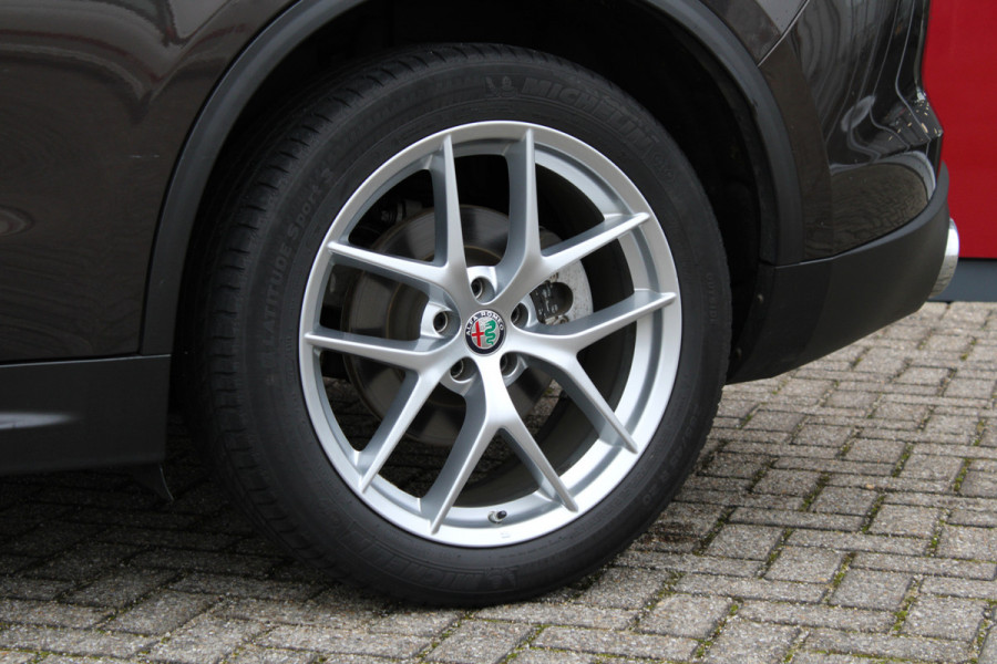 Alfa Romeo Stelvio 2.0 T AWD Super | Navigatie | Afneembare Trekhaak | 20" Lichtmetalen Velgen | Achteruitrijcamera