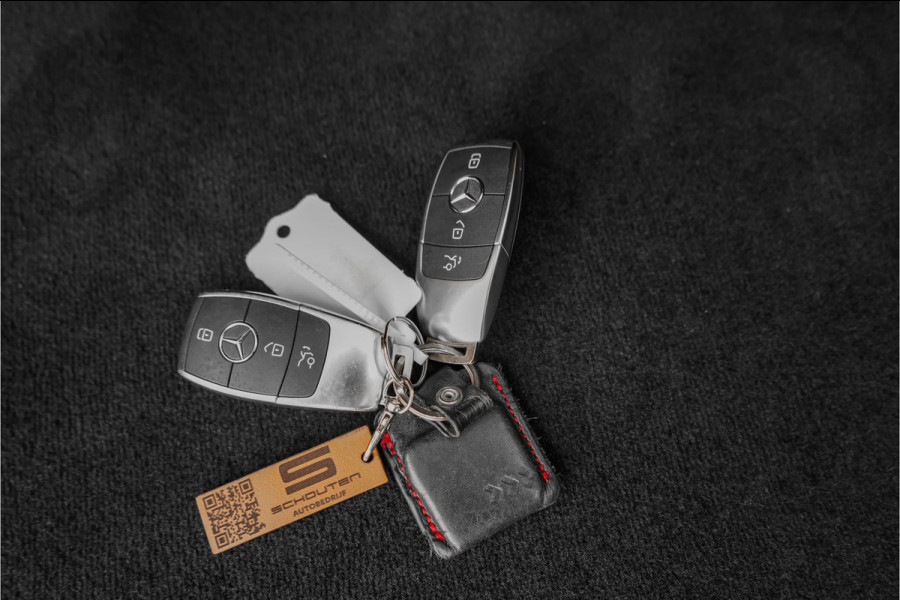 Mercedes-Benz EQC 400 4MATIC AMG Line 80 kWh Distronic Schuifdak Trekhaak