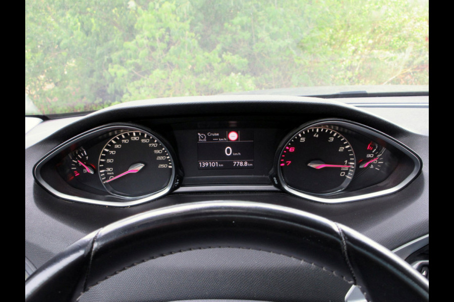 Peugeot 308 SW 1.2 PureTech Executive * Navi * Pano.dak *
