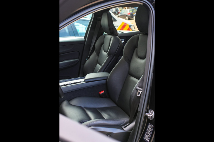 Volvo XC60 2.0 T8 Plug-in hybrid AWD Inscription *Pano*H/K*Trekhaak*Camera*