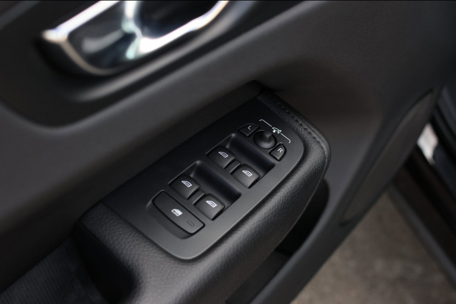 Volvo XC60 2.0 T8 Plug-in hybrid AWD Inscription *Pano*H/K*Trekhaak*Camera*