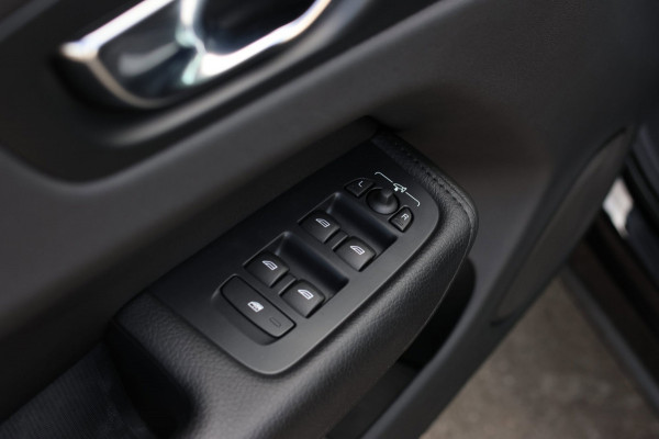 Volvo XC60 2.0 T8 Plug-in hybrid AWD Inscription *Pano*H/K*Trekhaak*Camera*