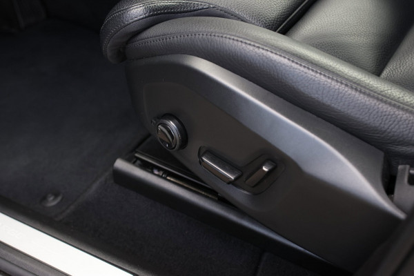 Volvo XC60 2.0 T8 Plug-in hybrid AWD Inscription *Pano*H/K*Trekhaak*Camera*