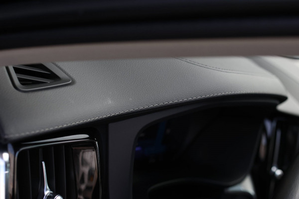 Volvo XC60 2.0 T8 Plug-in hybrid AWD Inscription *Pano*H/K*Trekhaak*Camera*