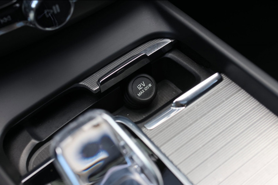 Volvo XC60 2.0 T8 Plug-in hybrid AWD Inscription *Pano*H/K*Trekhaak*Camera*