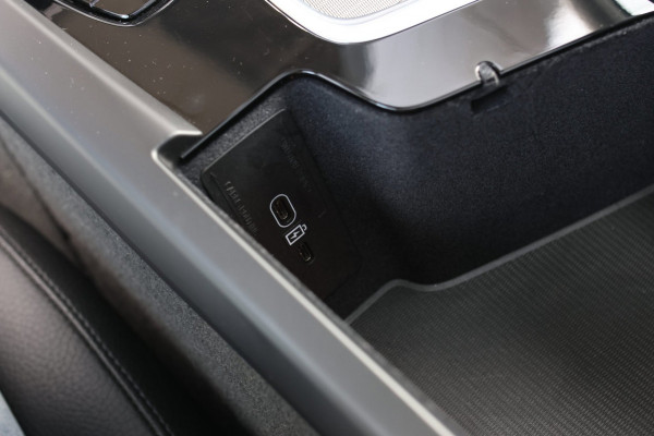 Volvo XC60 2.0 T8 Plug-in hybrid AWD Inscription *Pano*H/K*Trekhaak*Camera*