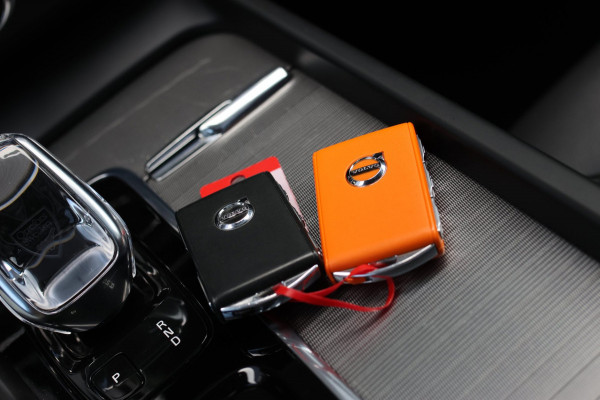 Volvo XC60 2.0 T8 Plug-in hybrid AWD Inscription *Pano*H/K*Trekhaak*Camera*