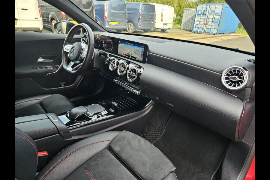 Mercedes-Benz A-Klasse 180 Business Solution AMG Night Upgrade Zéér luxe | Alcantara leder | Stoelverwarming | Achteruitrijcamera | Full led | Virtual cockpit | etc.