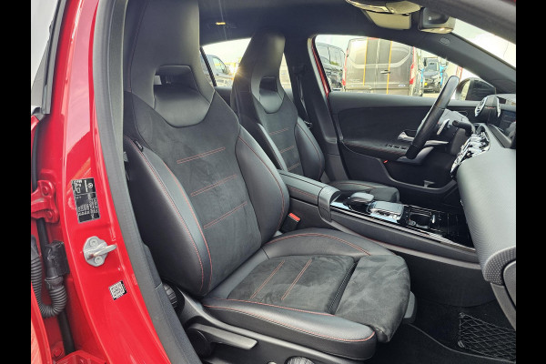 Mercedes-Benz A-Klasse 180 Business Solution AMG Night Upgrade Zéér luxe | Alcantara leder | Stoelverwarming | Achteruitrijcamera | Full led | Virtual cockpit | etc.