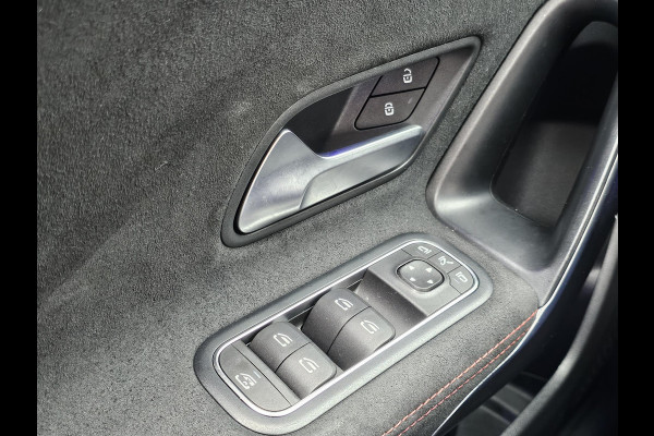 Mercedes-Benz A-Klasse 180 Business Solution AMG Night Upgrade Zéér luxe | Alcantara leder | Stoelverwarming | Achteruitrijcamera | Full led | Virtual cockpit | etc.