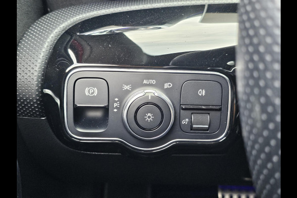 Mercedes-Benz A-Klasse 180 Business Solution AMG Night Upgrade Zéér luxe | Alcantara leder | Stoelverwarming | Achteruitrijcamera | Full led | Virtual cockpit | etc.