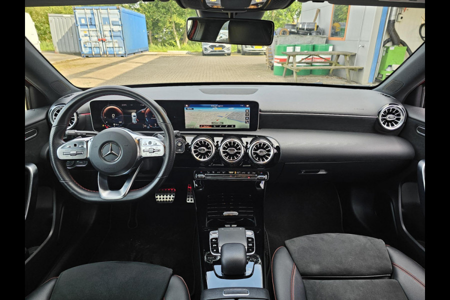 Mercedes-Benz A-Klasse 180 Business Solution AMG Night Upgrade Zéér luxe | Alcantara leder | Stoelverwarming | Achteruitrijcamera | Full led | Virtual cockpit | etc.
