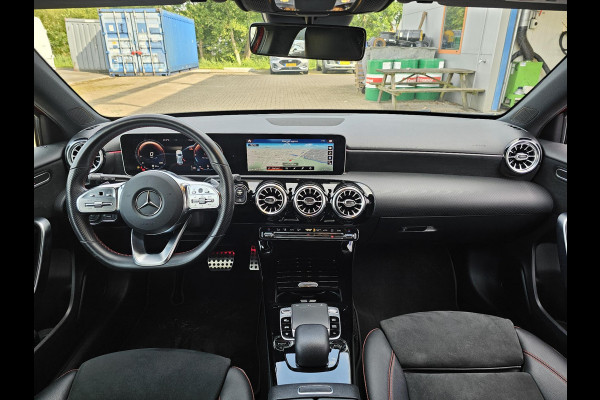 Mercedes-Benz A-Klasse 180 Business Solution AMG Night Upgrade Zéér luxe | Alcantara leder | Stoelverwarming | Achteruitrijcamera | Full led | Virtual cockpit | etc.