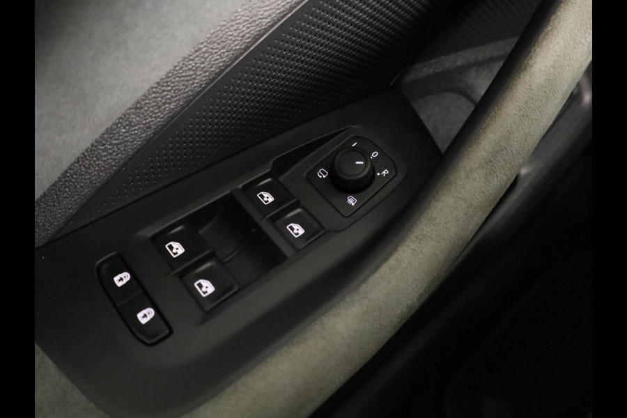 Škoda Superb Combi 1.5 TSI MHEV First Edition 150 pk Automaat (DSG) | Verlengde garantie | Navigatie | Panoramadak | Parkeersensoren (Park assist) | Rondomzicht camera | Matrix LED koplampen |