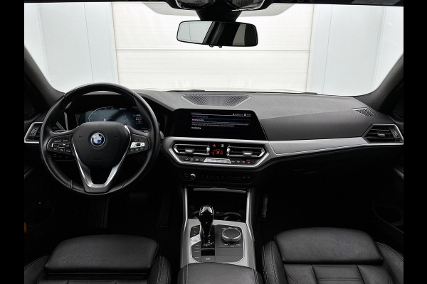 BMW 3 Serie Touring 320e Business Edition Plus(NL-auto, Goed OnderH, Carplay, Trekhaak, Camera, Navi Pro, StoelV, Etc)