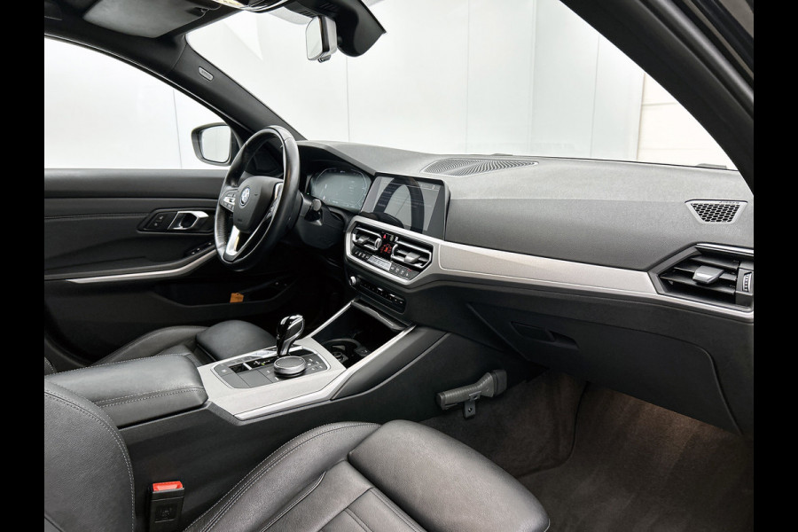 BMW 3 Serie Touring 320e Business Edition Plus(NL-auto, Goed OnderH, Carplay, Trekhaak, Camera, Navi Pro, StoelV, Etc)