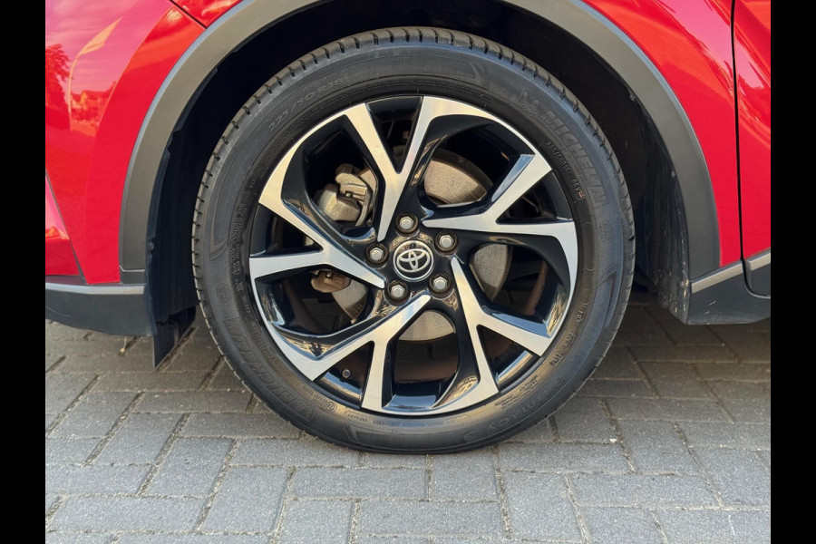 Toyota C-HR 1.8 Hybrid First Edition | Trekhaak, JBL, Apple CarPlay/Android auto, Dodehoekherkenning, Parkeersensoren, Stoelverwarming, LED