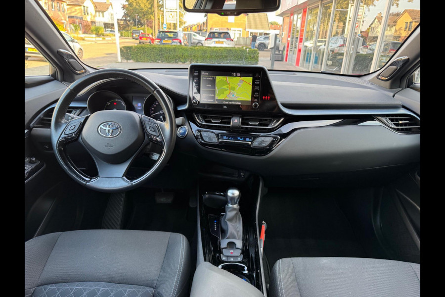 Toyota C-HR 1.8 Hybrid First Edition | Trekhaak, JBL, Apple CarPlay/Android auto, Dodehoekherkenning, Parkeersensoren, Stoelverwarming, LED
