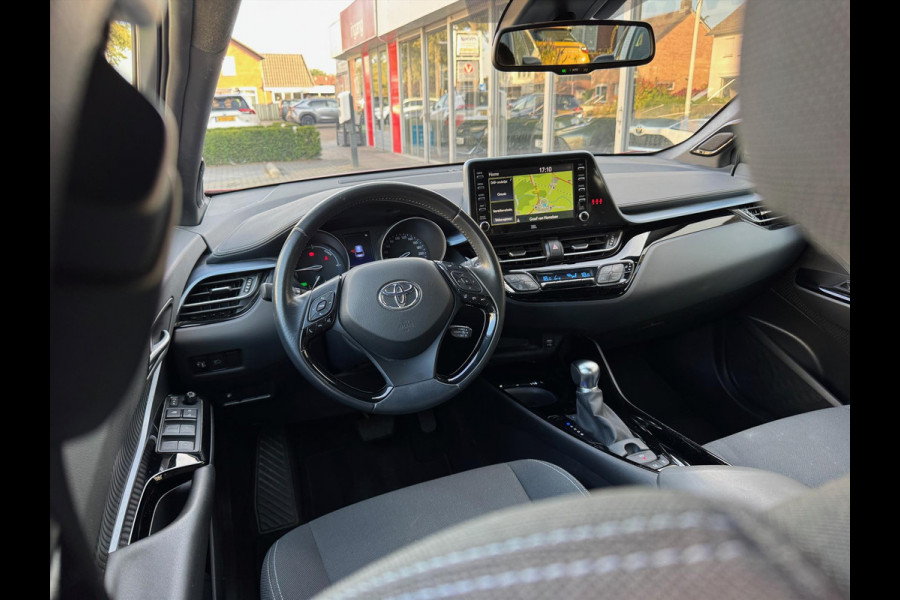 Toyota C-HR 1.8 Hybrid First Edition | Trekhaak, JBL, Apple CarPlay/Android auto, Dodehoekherkenning, Parkeersensoren, Stoelverwarming, LED