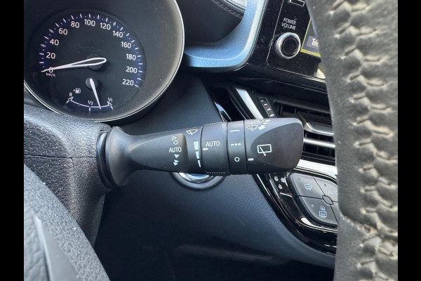 Toyota C-HR 1.8 Hybrid First Edition | Trekhaak, JBL, Apple CarPlay/Android auto, Dodehoekherkenning, Parkeersensoren, Stoelverwarming, LED